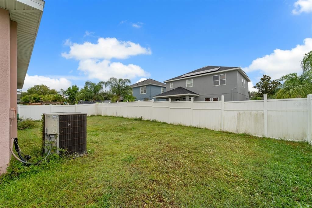 合同活跃: $389,999 (4 贝兹, 3 浴室, 2410 平方英尺)