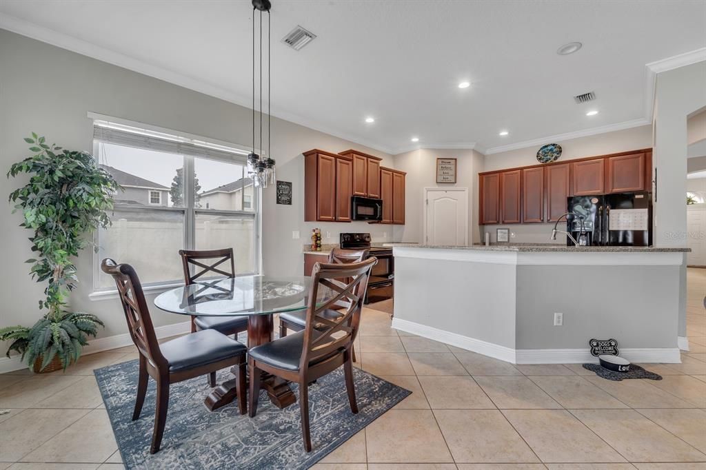 合同活跃: $389,999 (4 贝兹, 3 浴室, 2410 平方英尺)