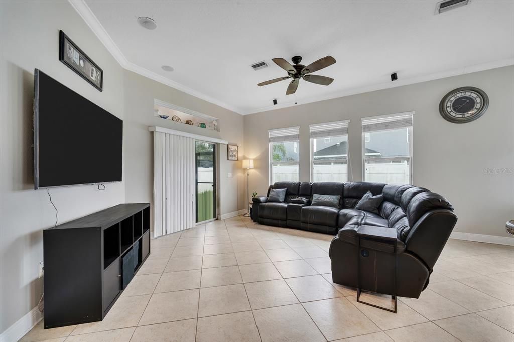 合同活跃: $389,999 (4 贝兹, 3 浴室, 2410 平方英尺)