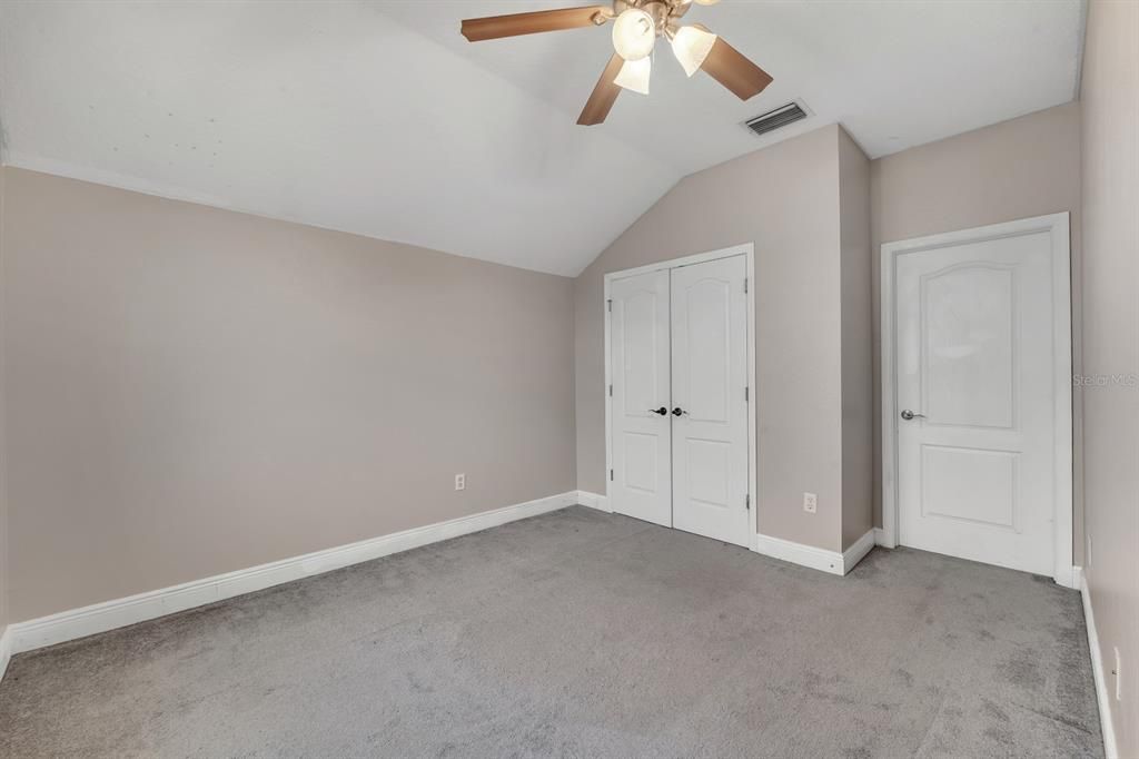 合同活跃: $389,999 (4 贝兹, 3 浴室, 2410 平方英尺)