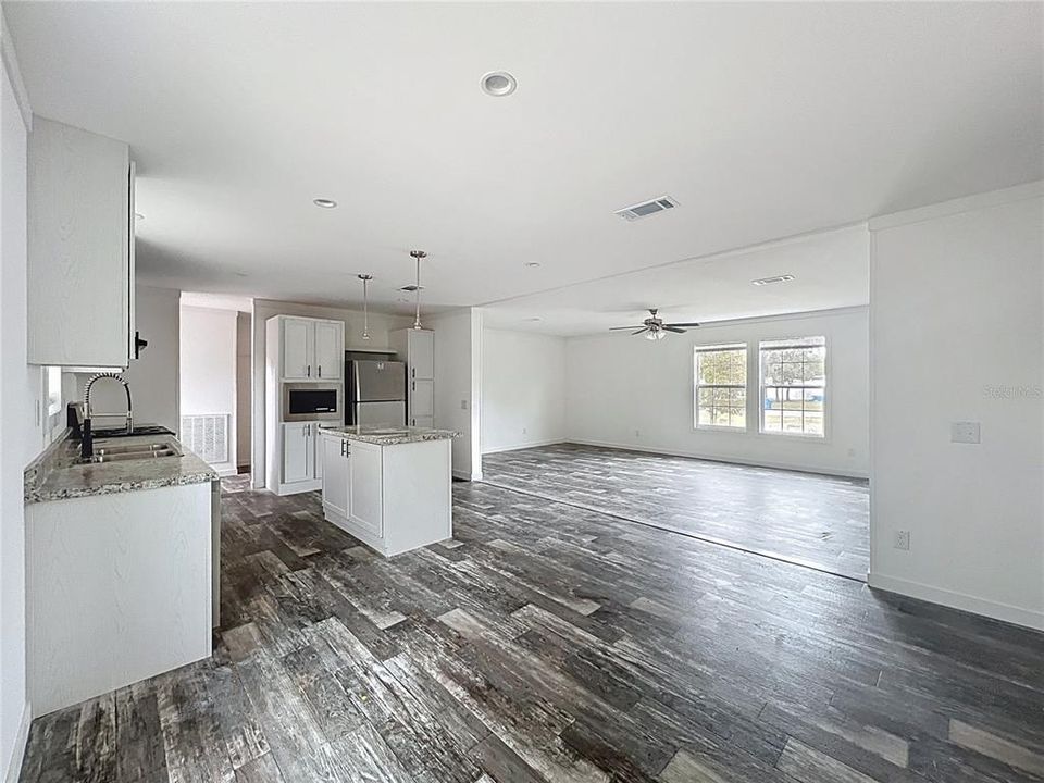 For Sale: $240,000 (3 beds, 2 baths, 1493 Square Feet)