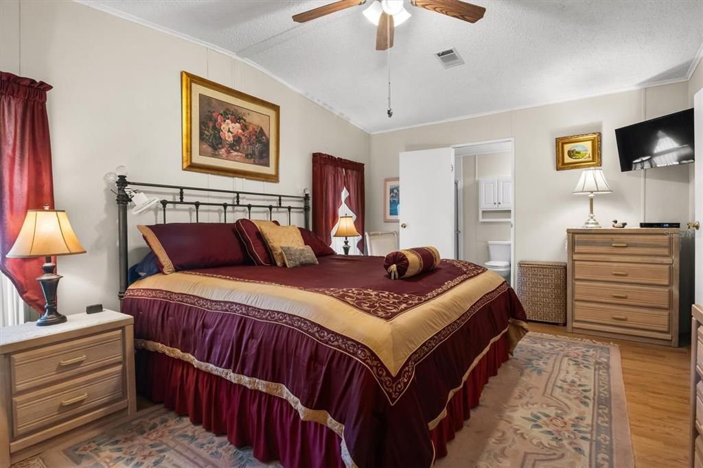 合同活跃: $155,000 (2 贝兹, 2 浴室, 1188 平方英尺)