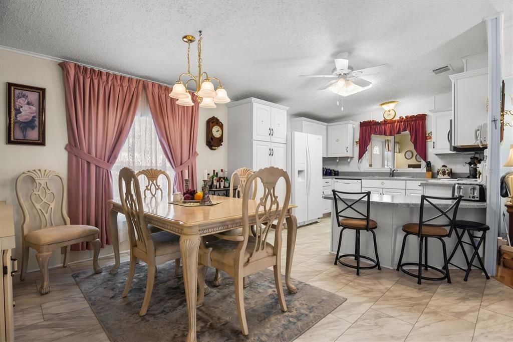 合同活跃: $155,000 (2 贝兹, 2 浴室, 1188 平方英尺)