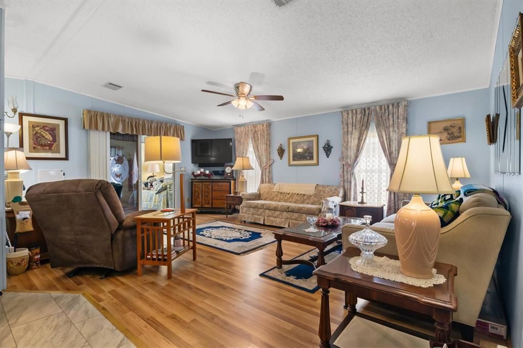 合同活跃: $155,000 (2 贝兹, 2 浴室, 1188 平方英尺)