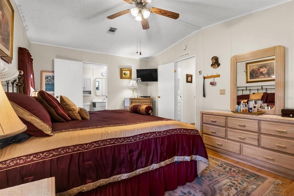 合同活跃: $155,000 (2 贝兹, 2 浴室, 1188 平方英尺)