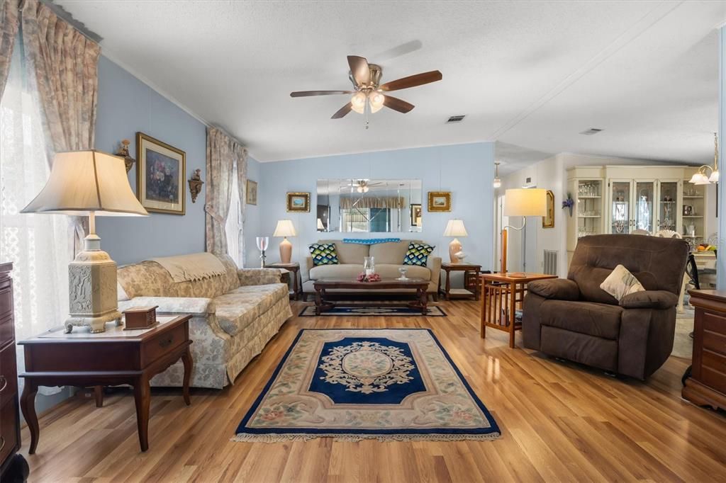 合同活跃: $155,000 (2 贝兹, 2 浴室, 1188 平方英尺)