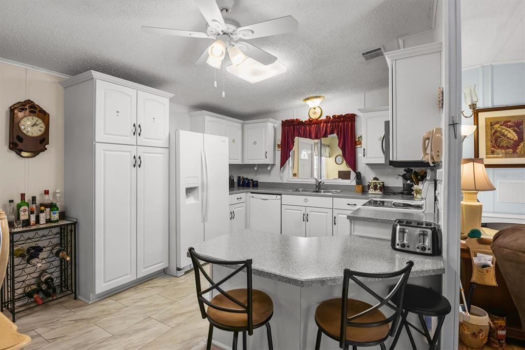 合同活跃: $155,000 (2 贝兹, 2 浴室, 1188 平方英尺)