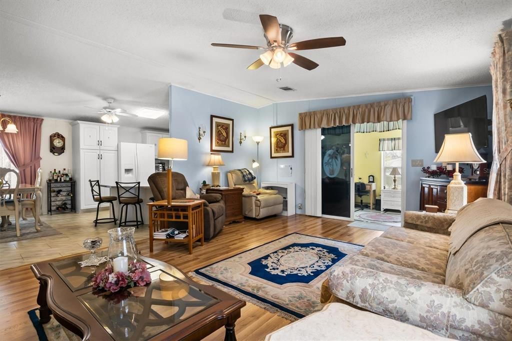 合同活跃: $155,000 (2 贝兹, 2 浴室, 1188 平方英尺)