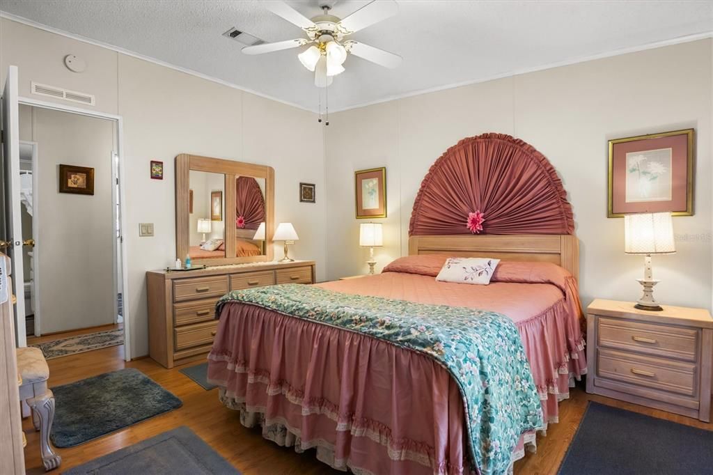 合同活跃: $155,000 (2 贝兹, 2 浴室, 1188 平方英尺)