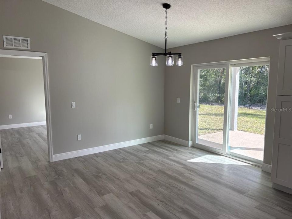 合同活跃: $259,900 (3 贝兹, 2 浴室, 1530 平方英尺)