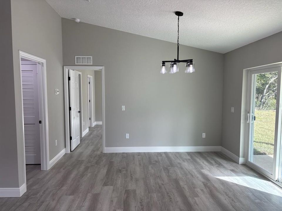 合同活跃: $259,900 (3 贝兹, 2 浴室, 1530 平方英尺)