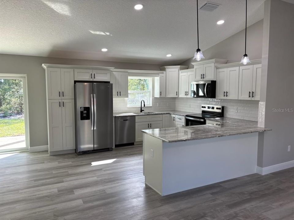 合同活跃: $259,900 (3 贝兹, 2 浴室, 1530 平方英尺)