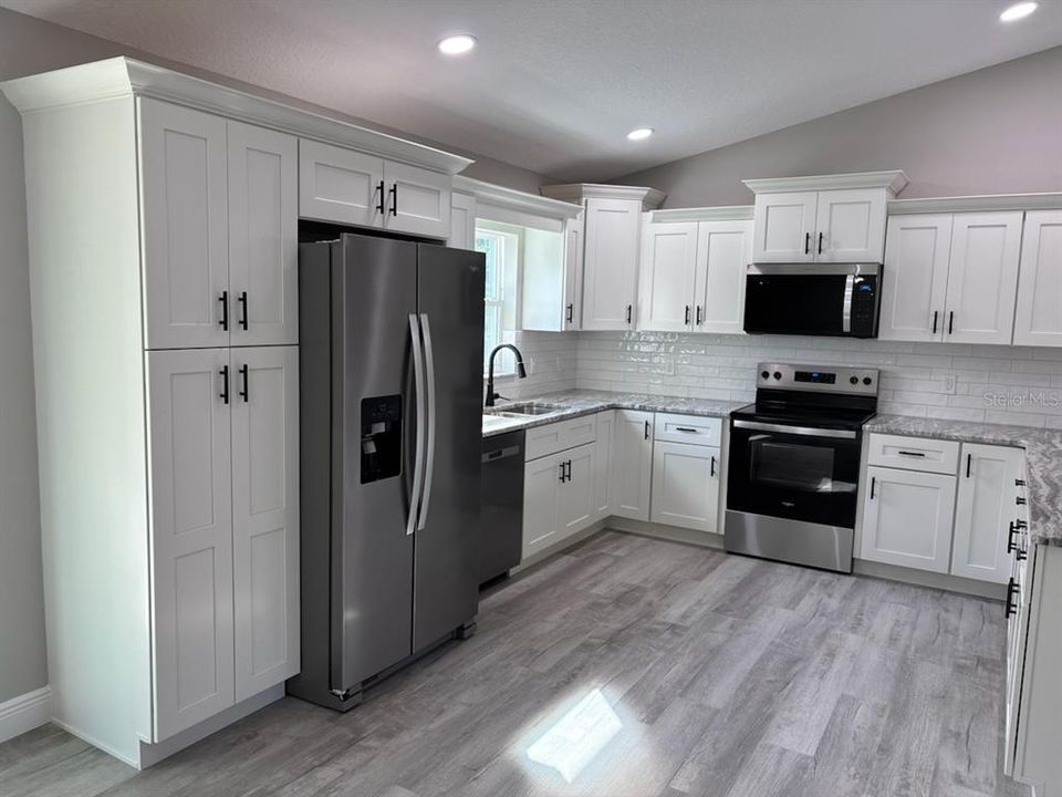 合同活跃: $259,900 (3 贝兹, 2 浴室, 1530 平方英尺)