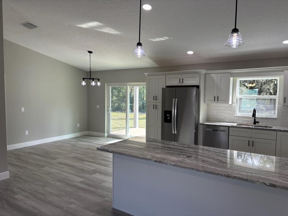 合同活跃: $259,900 (3 贝兹, 2 浴室, 1530 平方英尺)