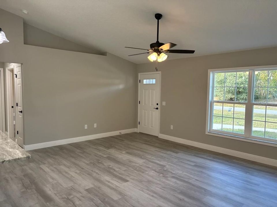 合同活跃: $259,900 (3 贝兹, 2 浴室, 1530 平方英尺)