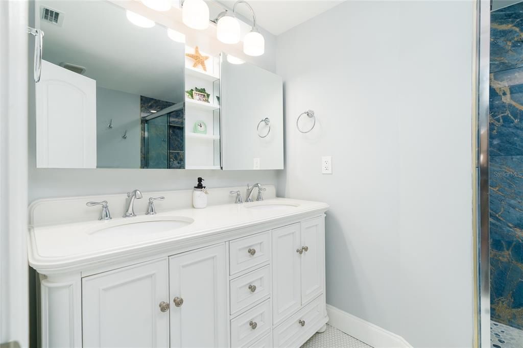 En Venta: $1,049,000 (4 camas, 2 baños, 1845 Pies cuadrados)