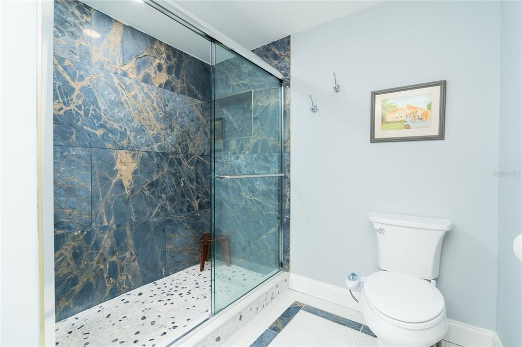 En Venta: $1,049,000 (4 camas, 2 baños, 1845 Pies cuadrados)