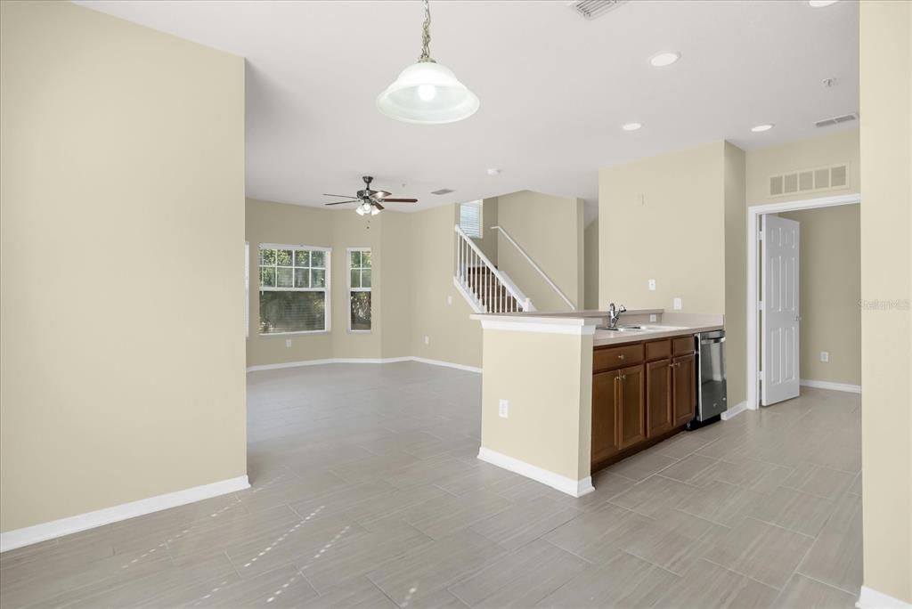 Active With Contract: $269,000 (2 beds, 2 baths, 1264 Square Feet)