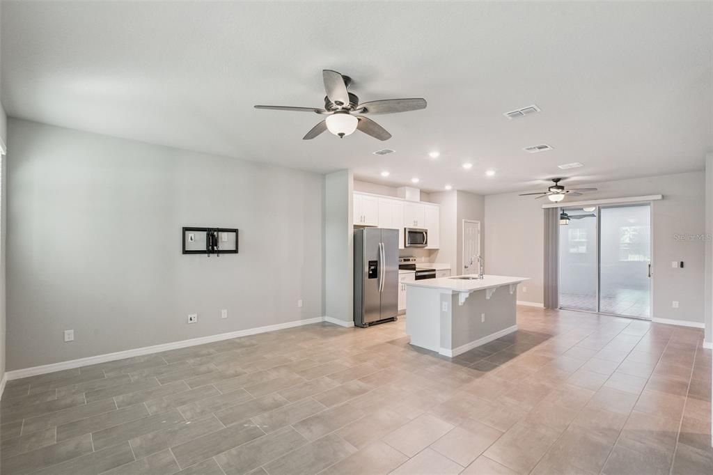 Active With Contract: $379,999 (3 beds, 2 baths, 1609 Square Feet)