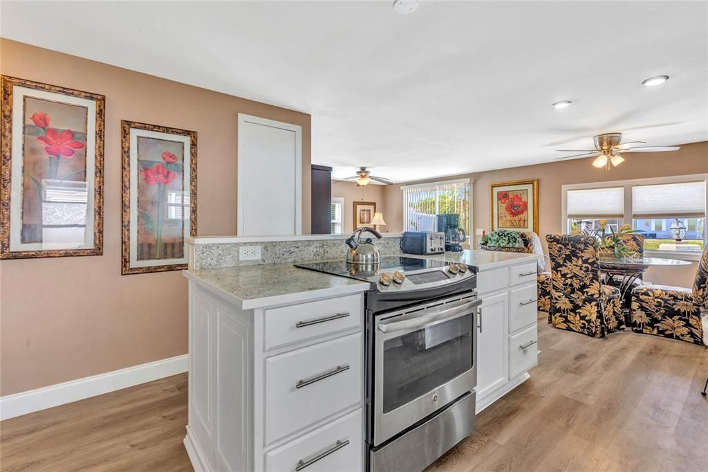 For Sale: $170,000 (2 beds, 2 baths, 936 Square Feet)