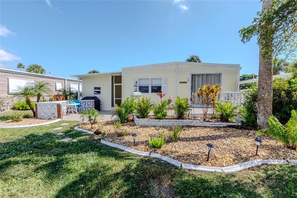 For Sale: $170,000 (2 beds, 2 baths, 936 Square Feet)