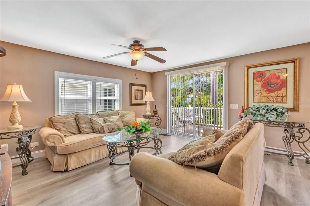 For Sale: $170,000 (2 beds, 2 baths, 936 Square Feet)