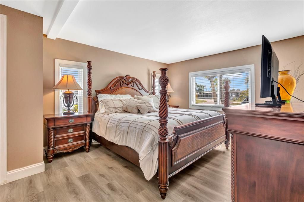 For Sale: $170,000 (2 beds, 2 baths, 936 Square Feet)