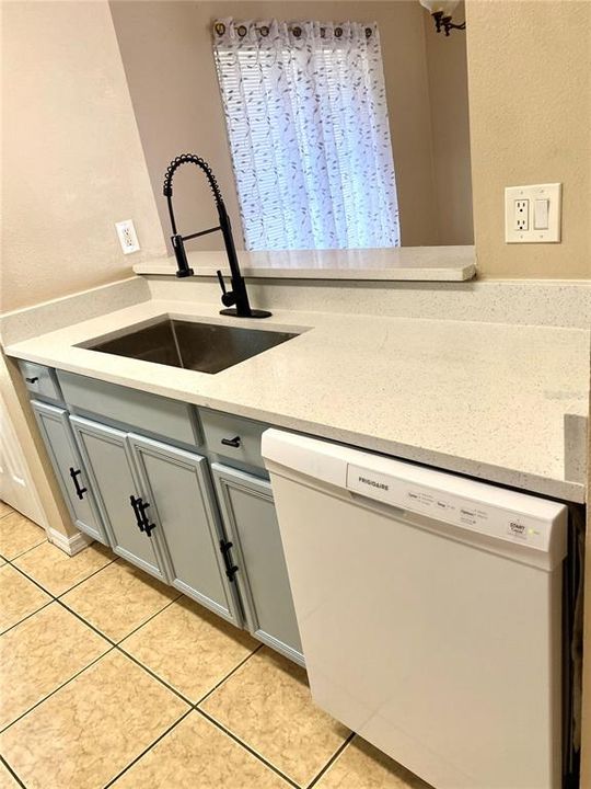 For Rent: $2,000 (3 beds, 2 baths, 1364 Square Feet)