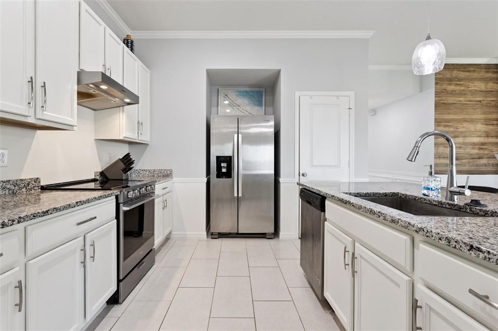 For Sale: $359,999 (4 beds, 2 baths, 1983 Square Feet)