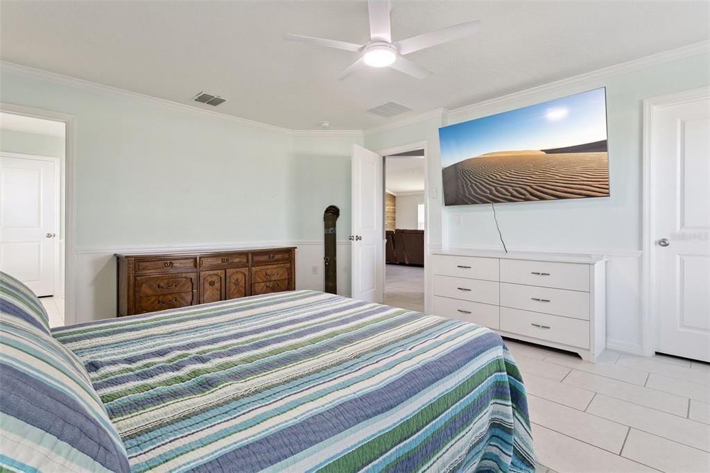 For Sale: $359,999 (4 beds, 2 baths, 1983 Square Feet)