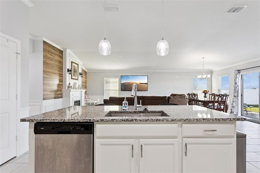 For Sale: $359,999 (4 beds, 2 baths, 1983 Square Feet)