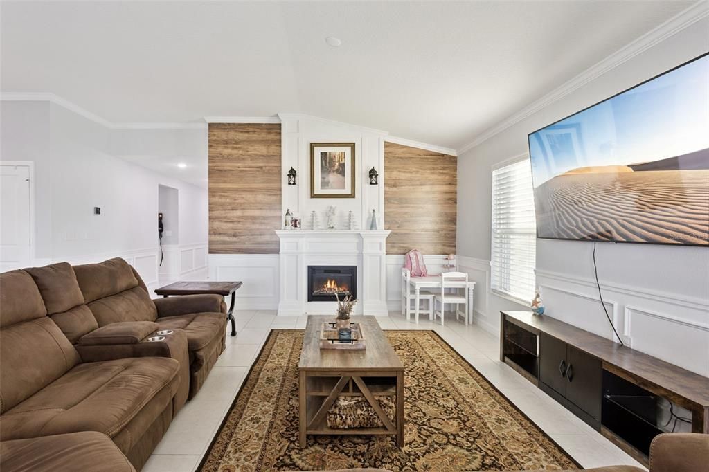 For Sale: $359,999 (4 beds, 2 baths, 1983 Square Feet)