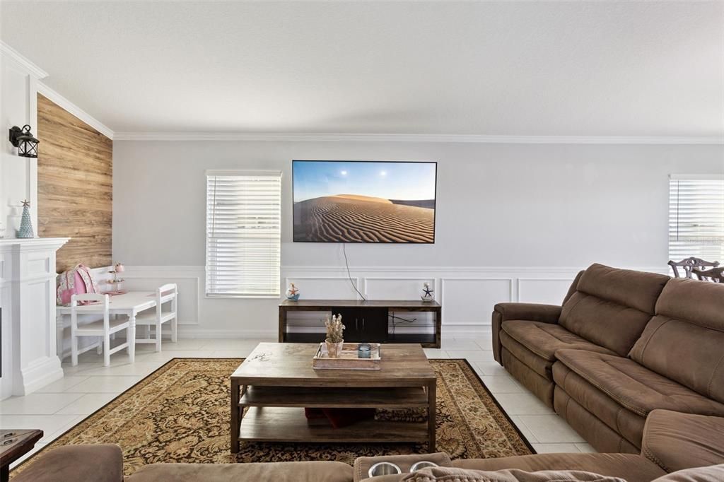 For Sale: $359,999 (4 beds, 2 baths, 1983 Square Feet)