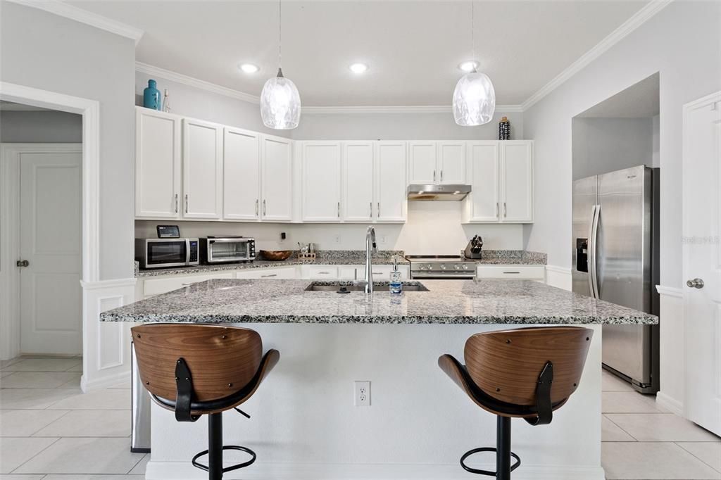 For Sale: $359,999 (4 beds, 2 baths, 1983 Square Feet)