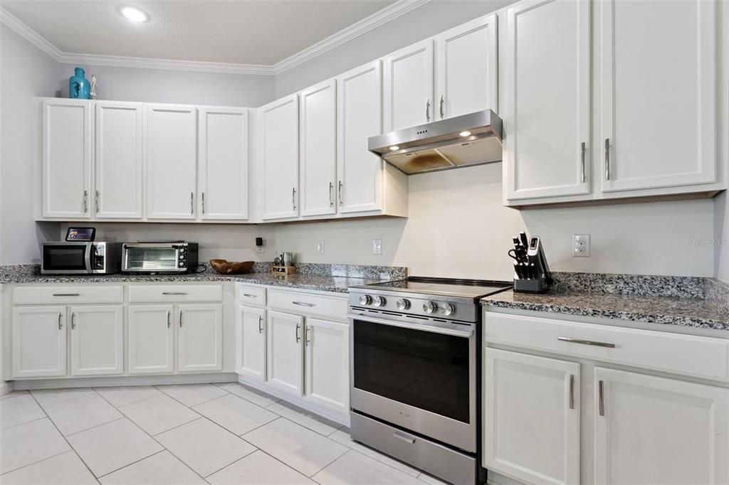 For Sale: $359,999 (4 beds, 2 baths, 1983 Square Feet)