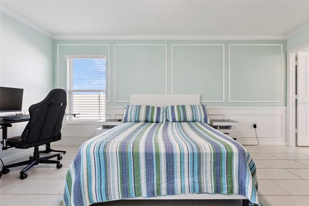 For Sale: $359,999 (4 beds, 2 baths, 1983 Square Feet)