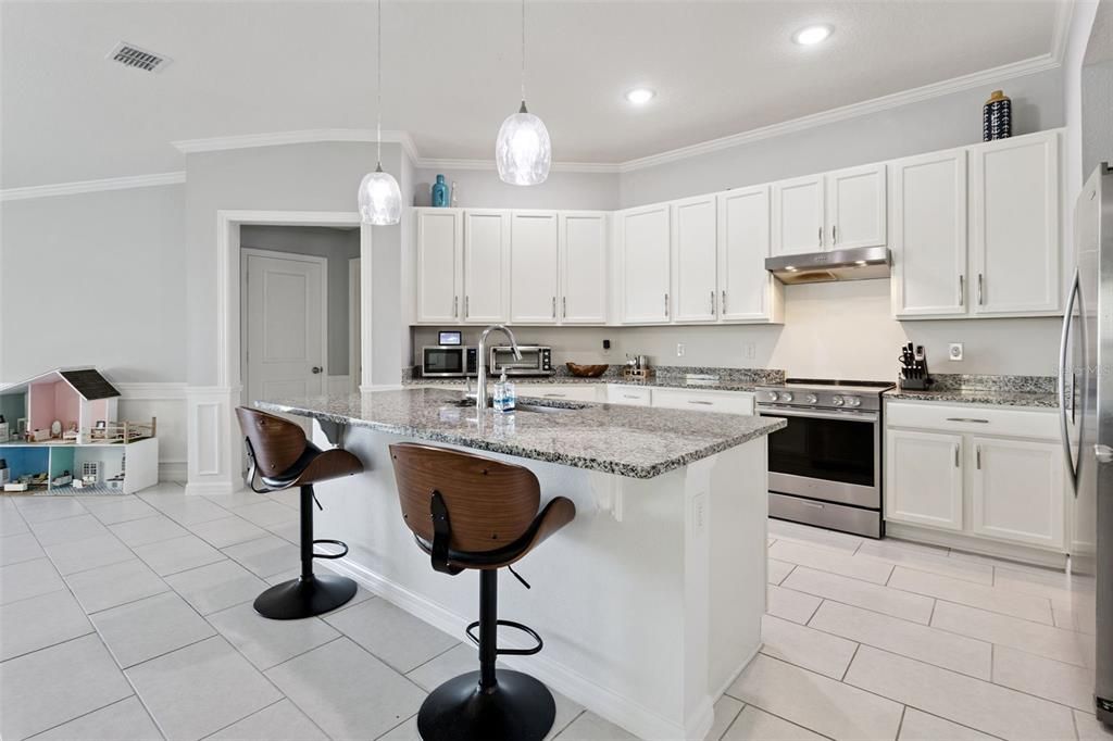 For Sale: $359,999 (4 beds, 2 baths, 1983 Square Feet)