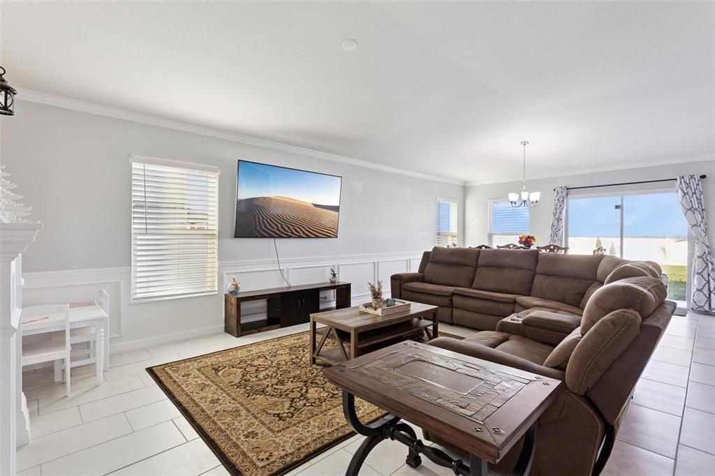 For Sale: $359,999 (4 beds, 2 baths, 1983 Square Feet)