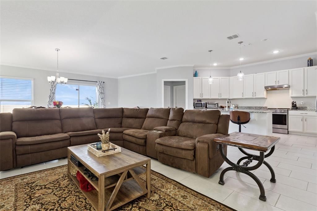 For Sale: $359,999 (4 beds, 2 baths, 1983 Square Feet)