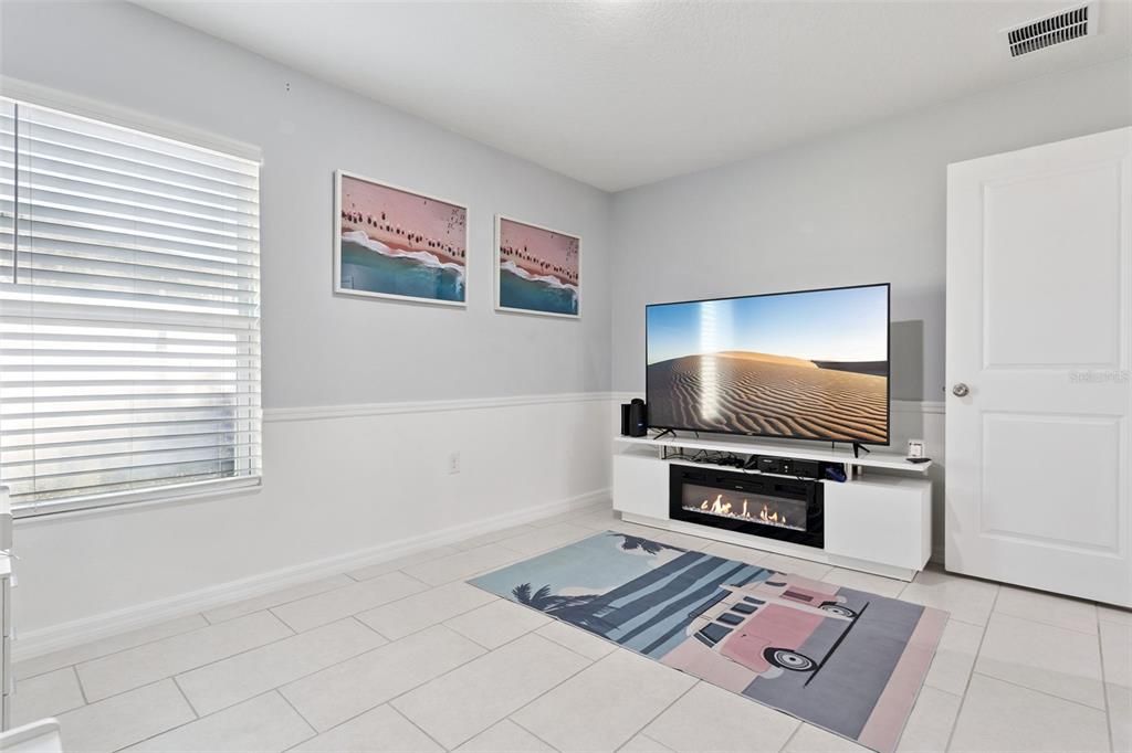 For Sale: $359,999 (4 beds, 2 baths, 1983 Square Feet)