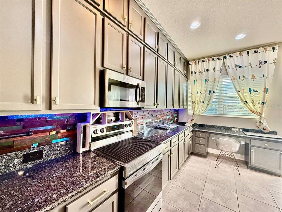 出租: $3,000 (4 贝兹, 2 浴室, 2532 平方英尺)