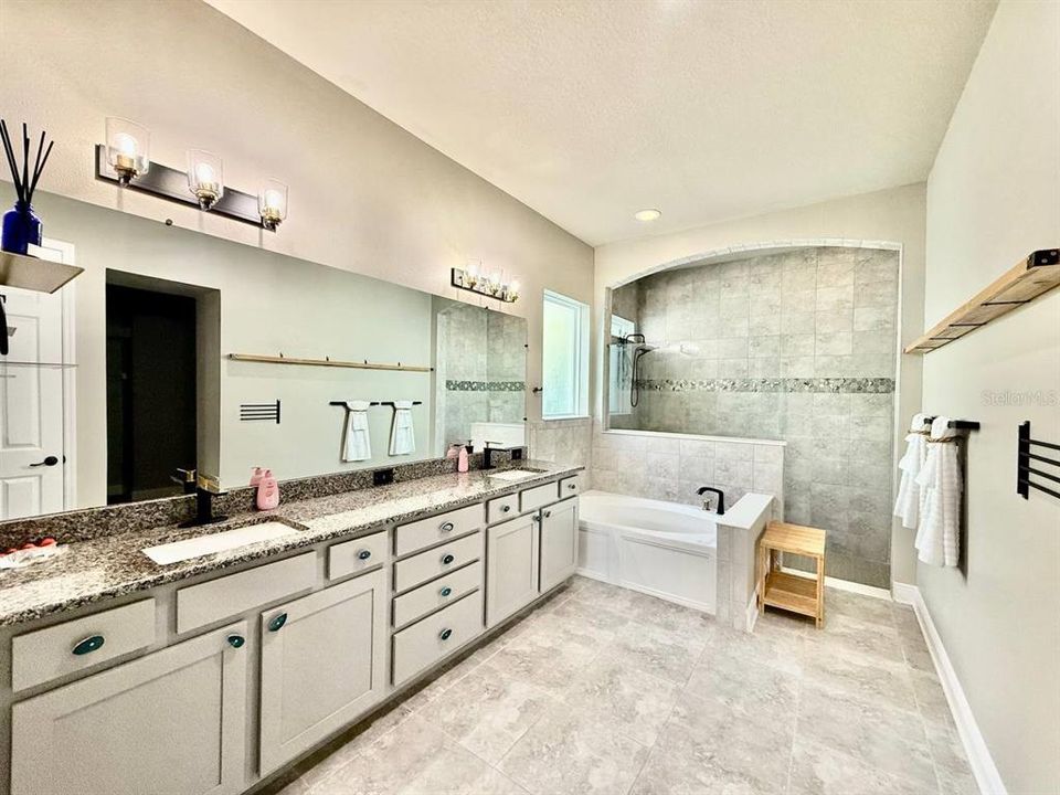 出租: $3,000 (4 贝兹, 2 浴室, 2532 平方英尺)