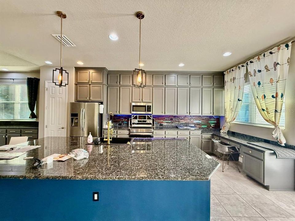 出租: $3,000 (4 贝兹, 2 浴室, 2532 平方英尺)