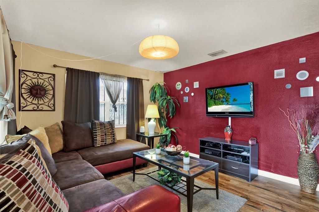 Active With Contract: $370,000 (3 beds, 2 baths, 1290 Square Feet)