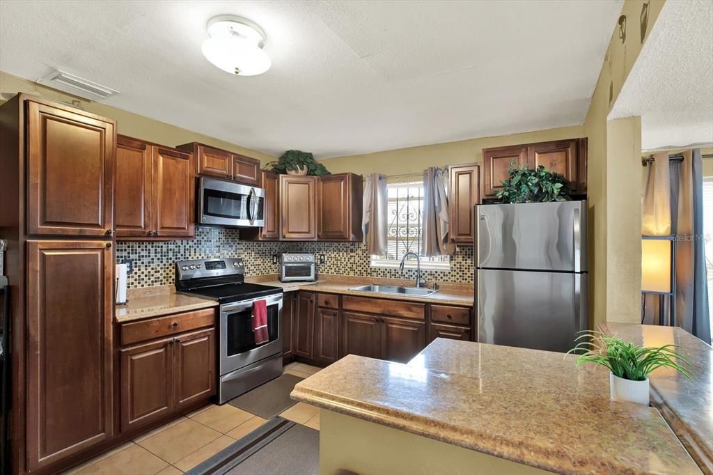 Active With Contract: $370,000 (3 beds, 2 baths, 1290 Square Feet)