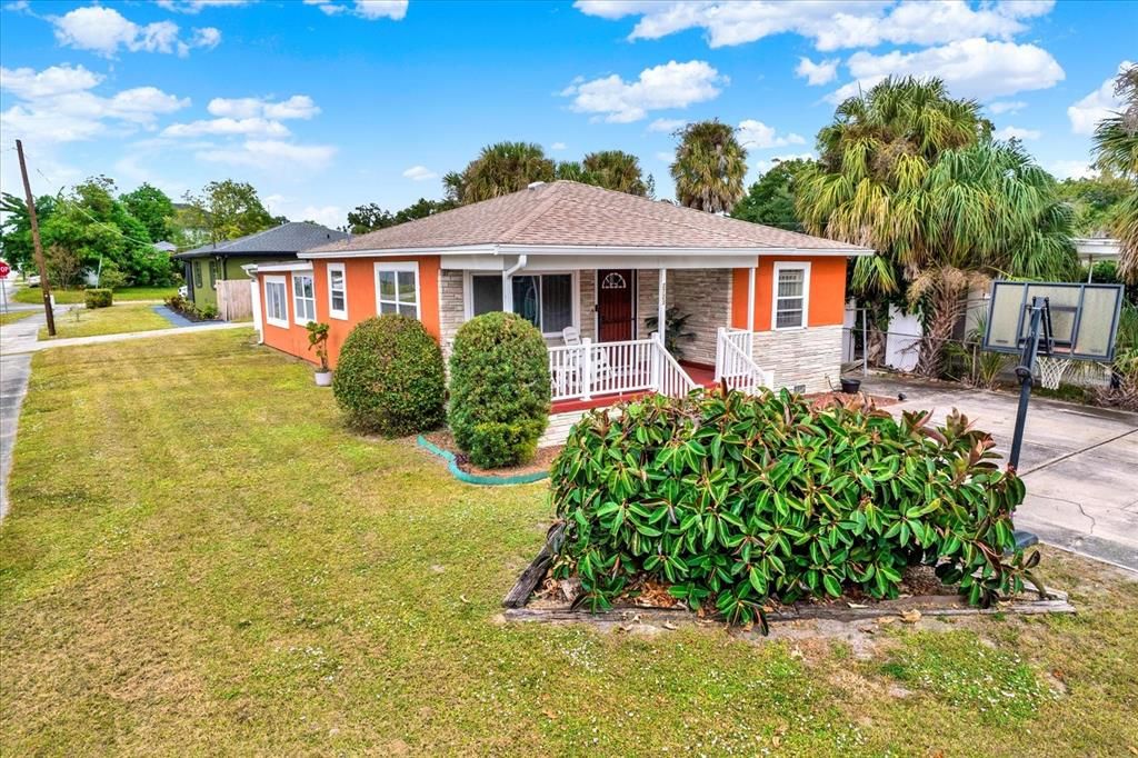 Active With Contract: $370,000 (3 beds, 2 baths, 1290 Square Feet)