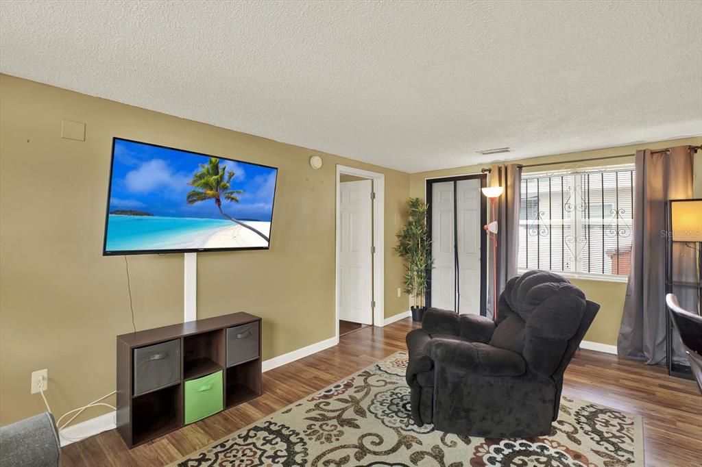 Active With Contract: $370,000 (3 beds, 2 baths, 1290 Square Feet)