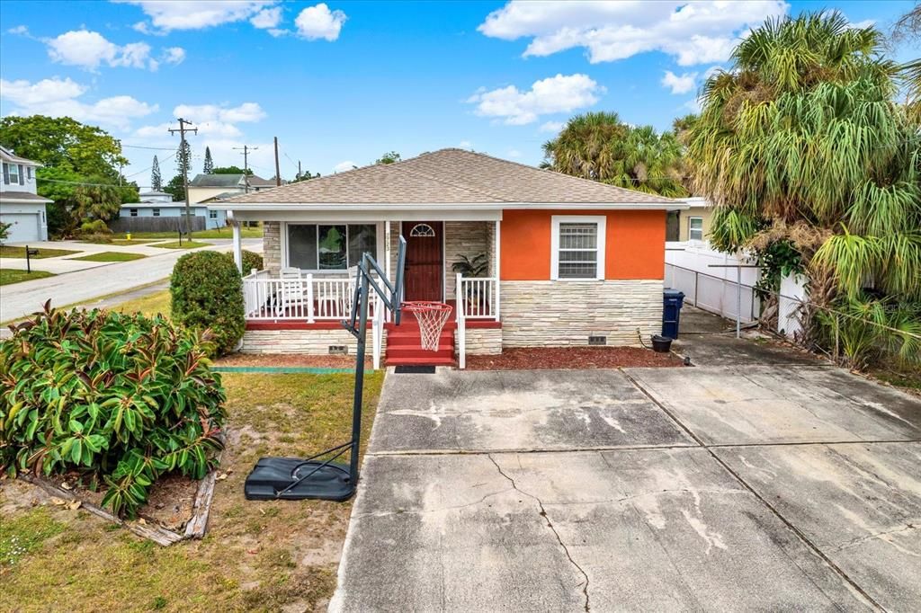 Active With Contract: $370,000 (3 beds, 2 baths, 1290 Square Feet)