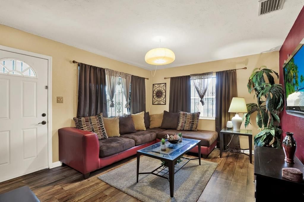 Active With Contract: $370,000 (3 beds, 2 baths, 1290 Square Feet)