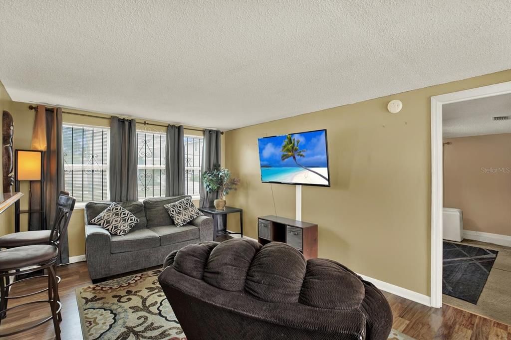 Active With Contract: $370,000 (3 beds, 2 baths, 1290 Square Feet)